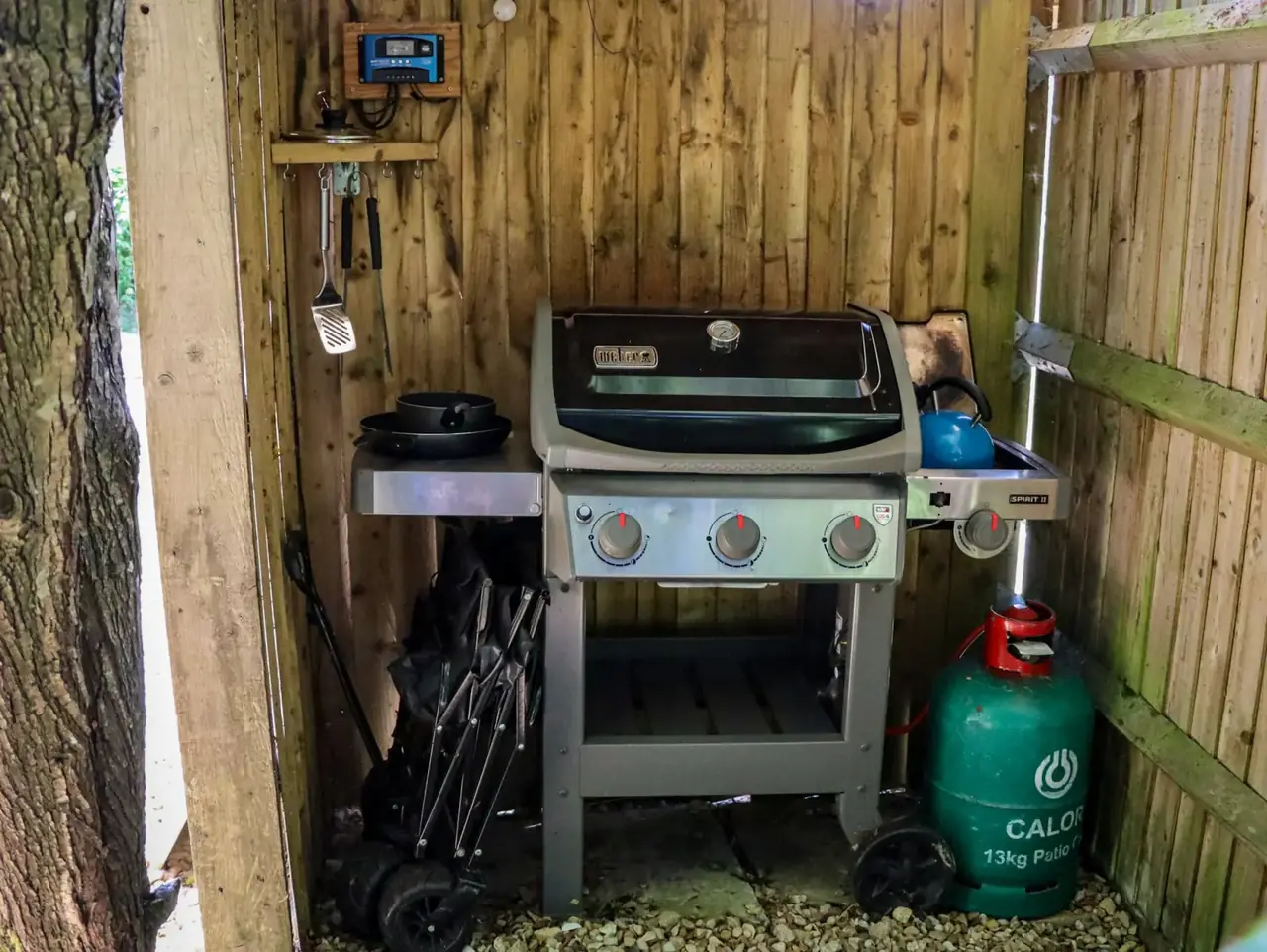 Gasolgrill på en uteplats i sommarljus