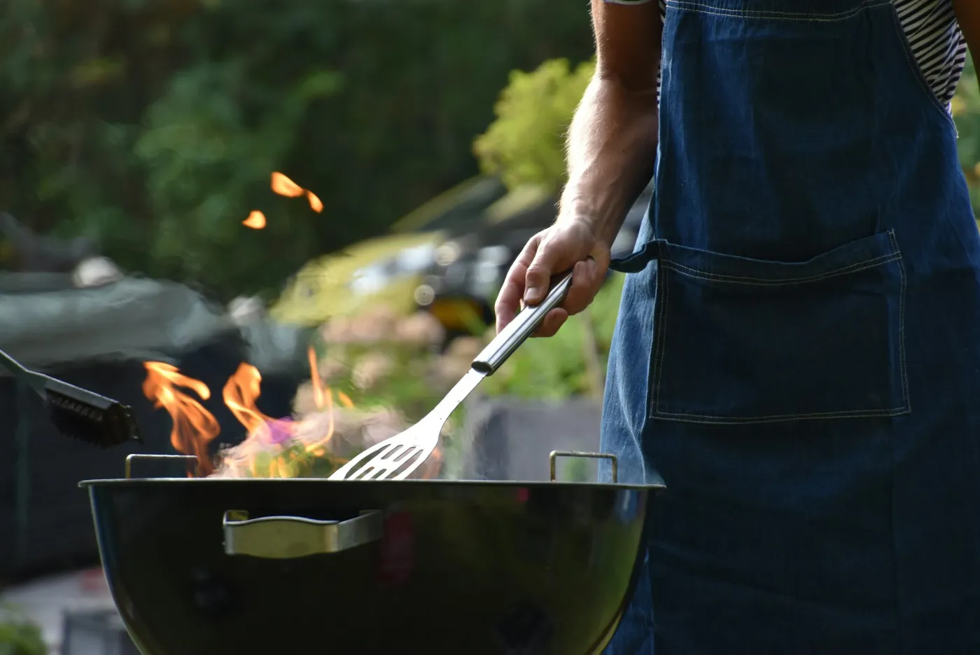 Närbild på mat som tillagas på ett grillgaller